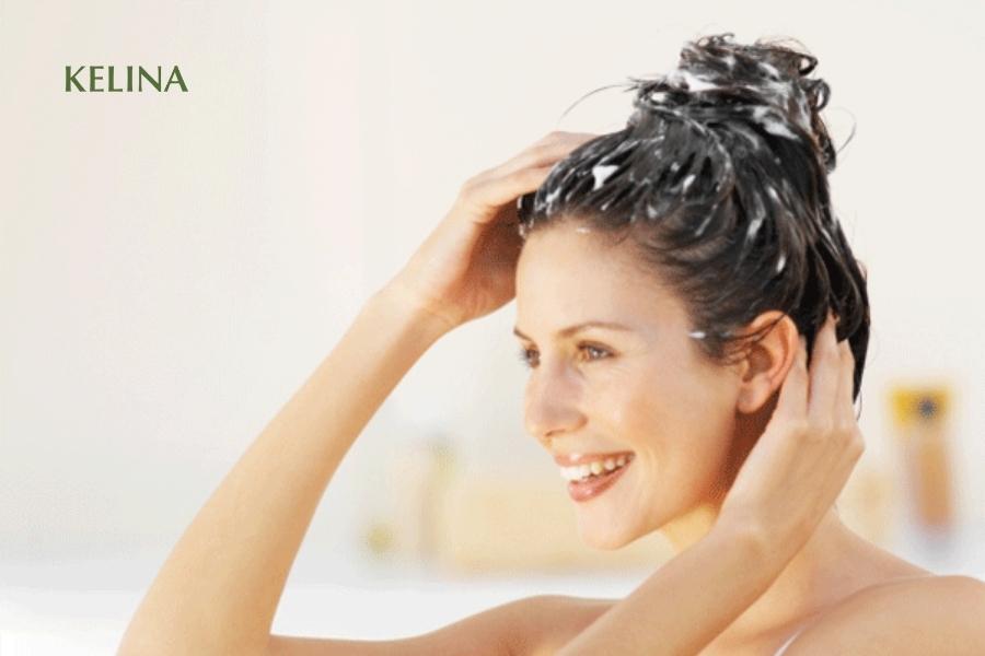 Chọn dầu gội có chứa chất dưỡng ẩm để bảo vệ da đầu và ngăn ngừa gàu